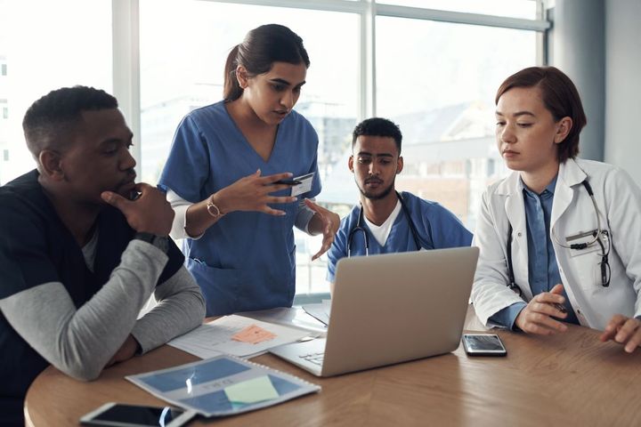 A nurse leader applying the Trust Triangle method with her colleagues.