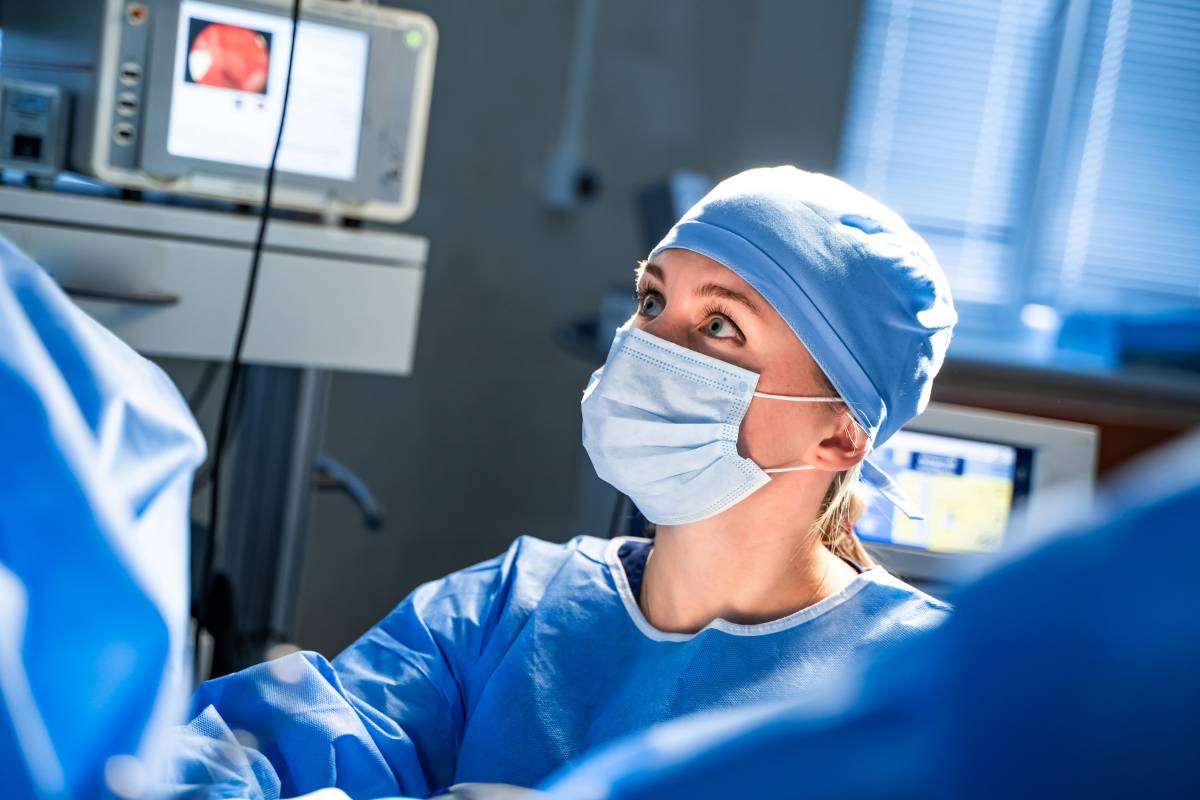 A nurses uses one of the best scrub caps for nurses.