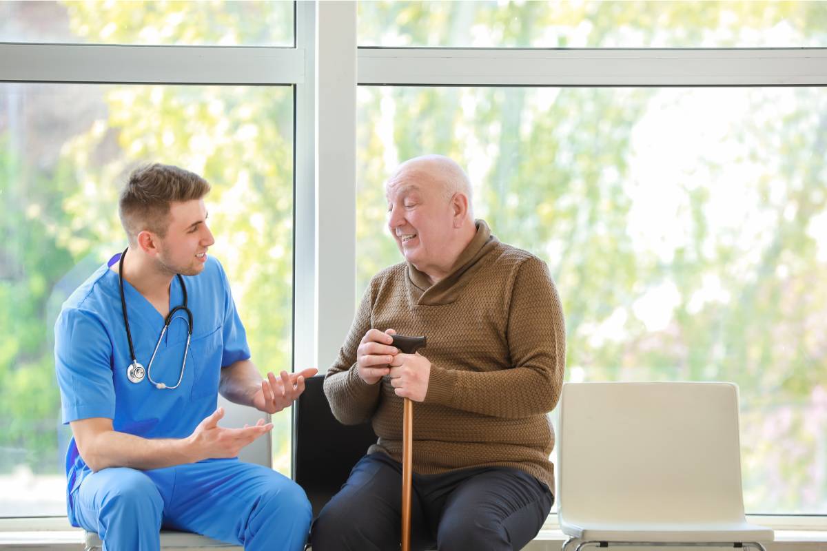 A nurse with CDCES certification discusses a treatment plan with a patient.