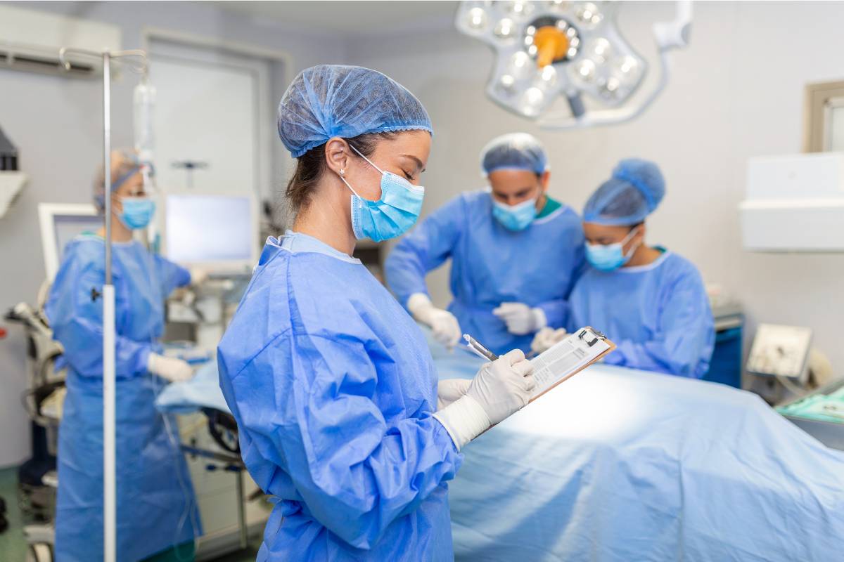 A nurse in the OR practices the skills they will include in their circulating nurse cover letter.
