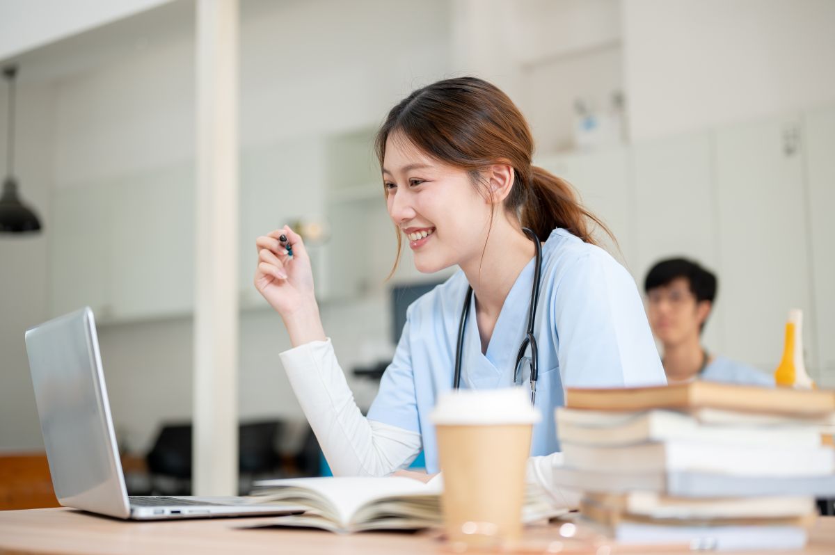 A nurse sends a message to a patient using a HIPAA compliant email service.