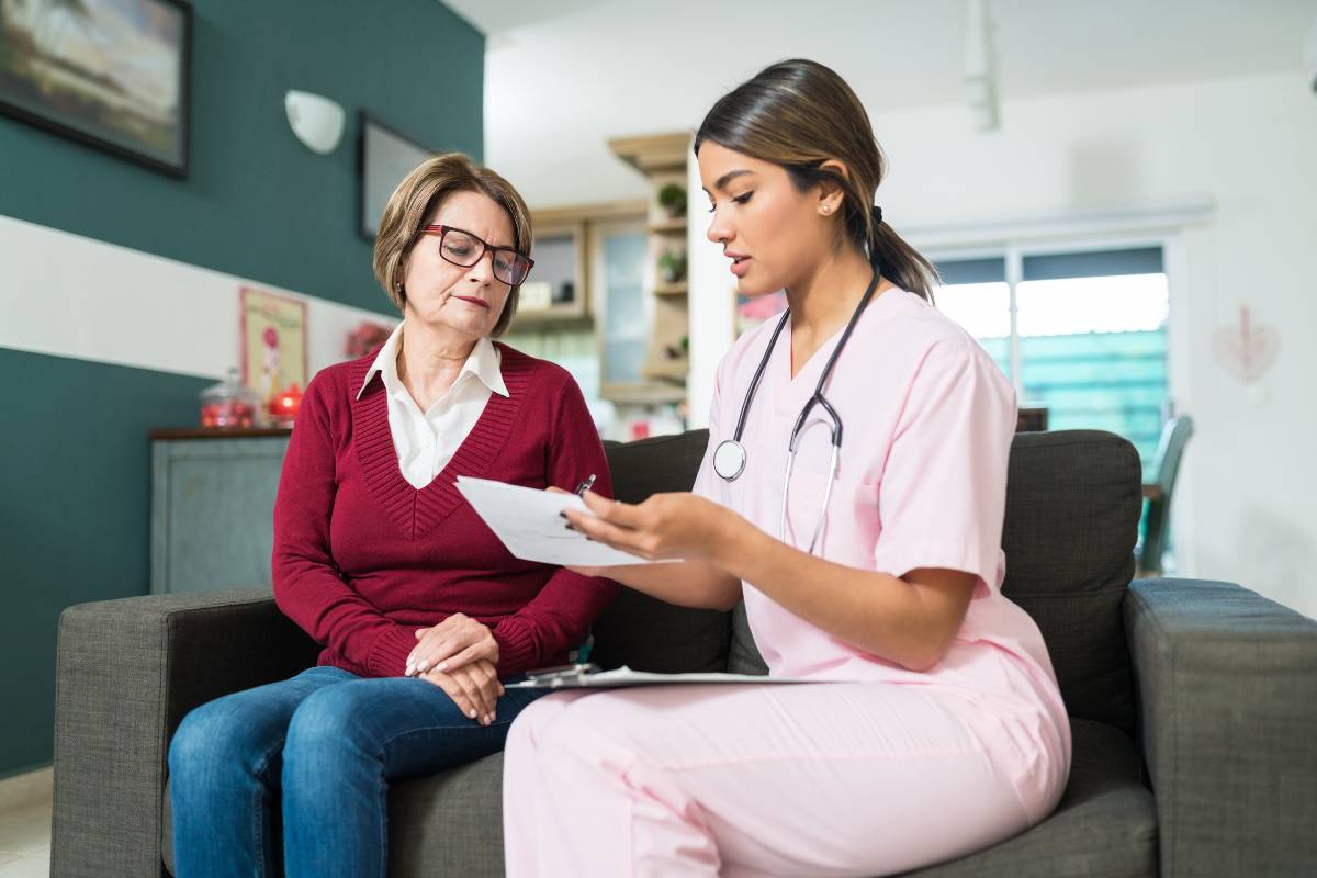 A nurse works with a patient while discussing how to become an RN in Illinois.