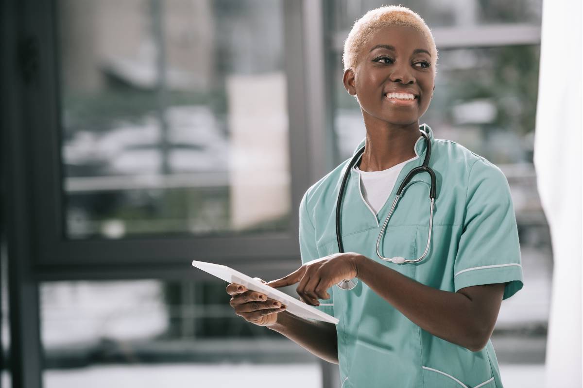 A nurse looks at a clipboard while discussing how to become an RN in Tennessee.