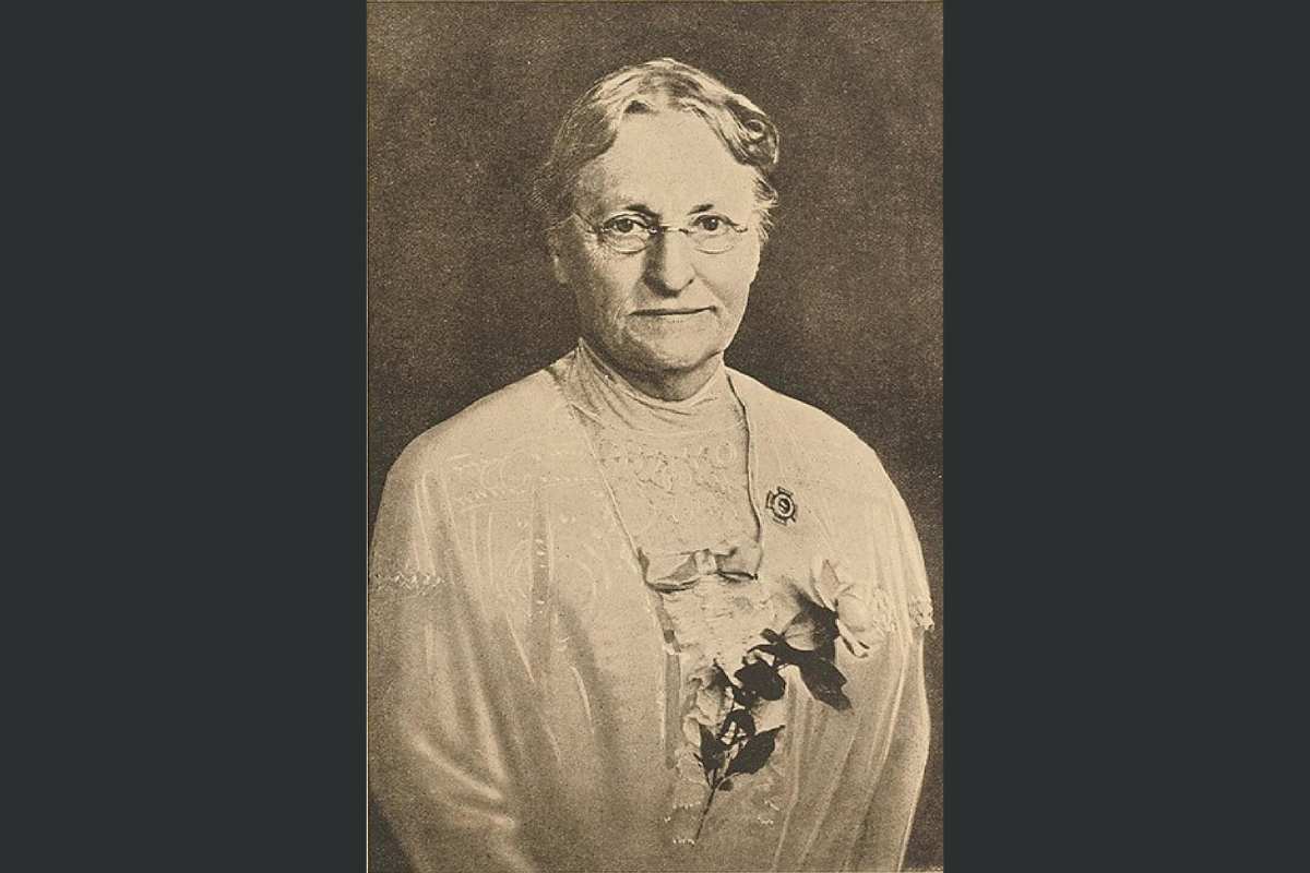 Sepia photograph of Linda Richards.