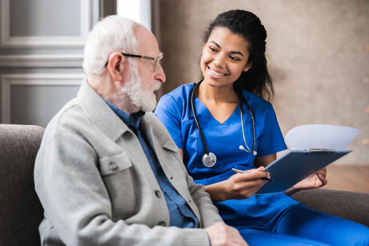 A psychiatric nurse practitioner meets with one of her patients.